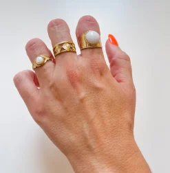 Anillo big white dorado