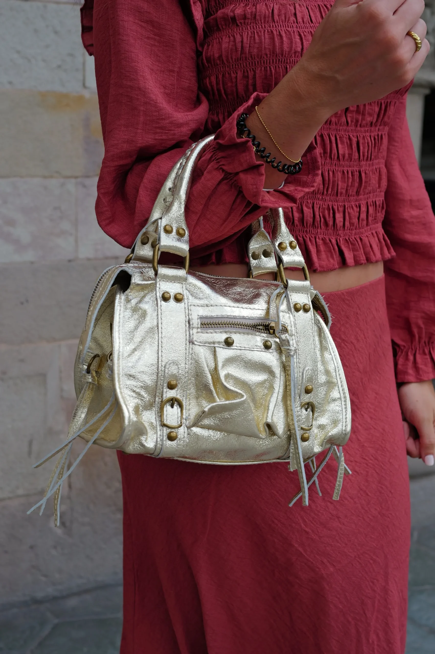 Bolso hebillas piel brillos dorado