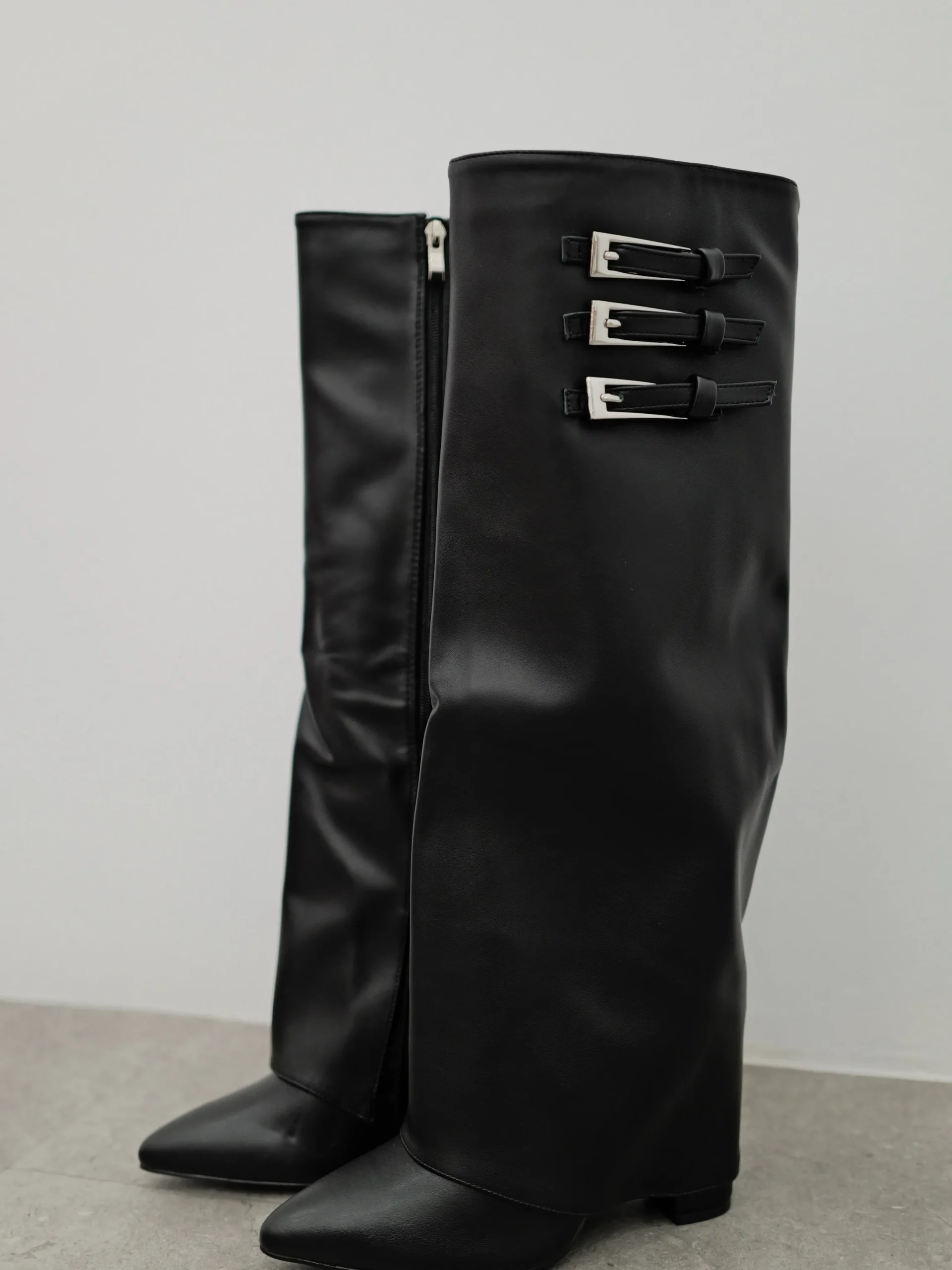 Bota tacón lisa hebillas negra