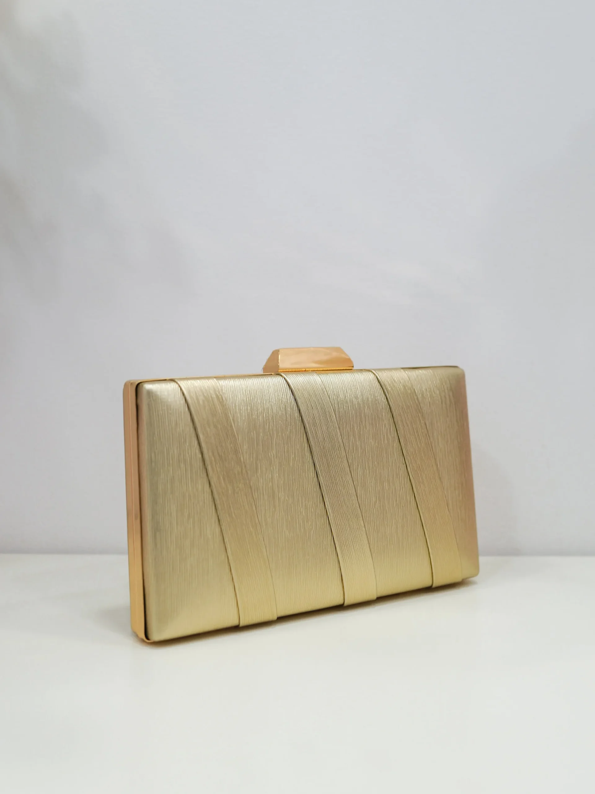 Clutch bandas textura dorado