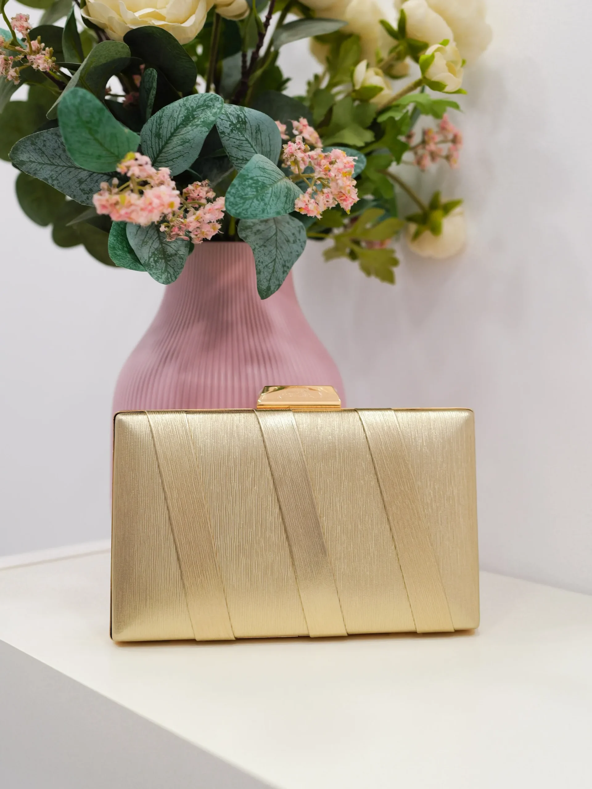 Clutch bandas textura dorado