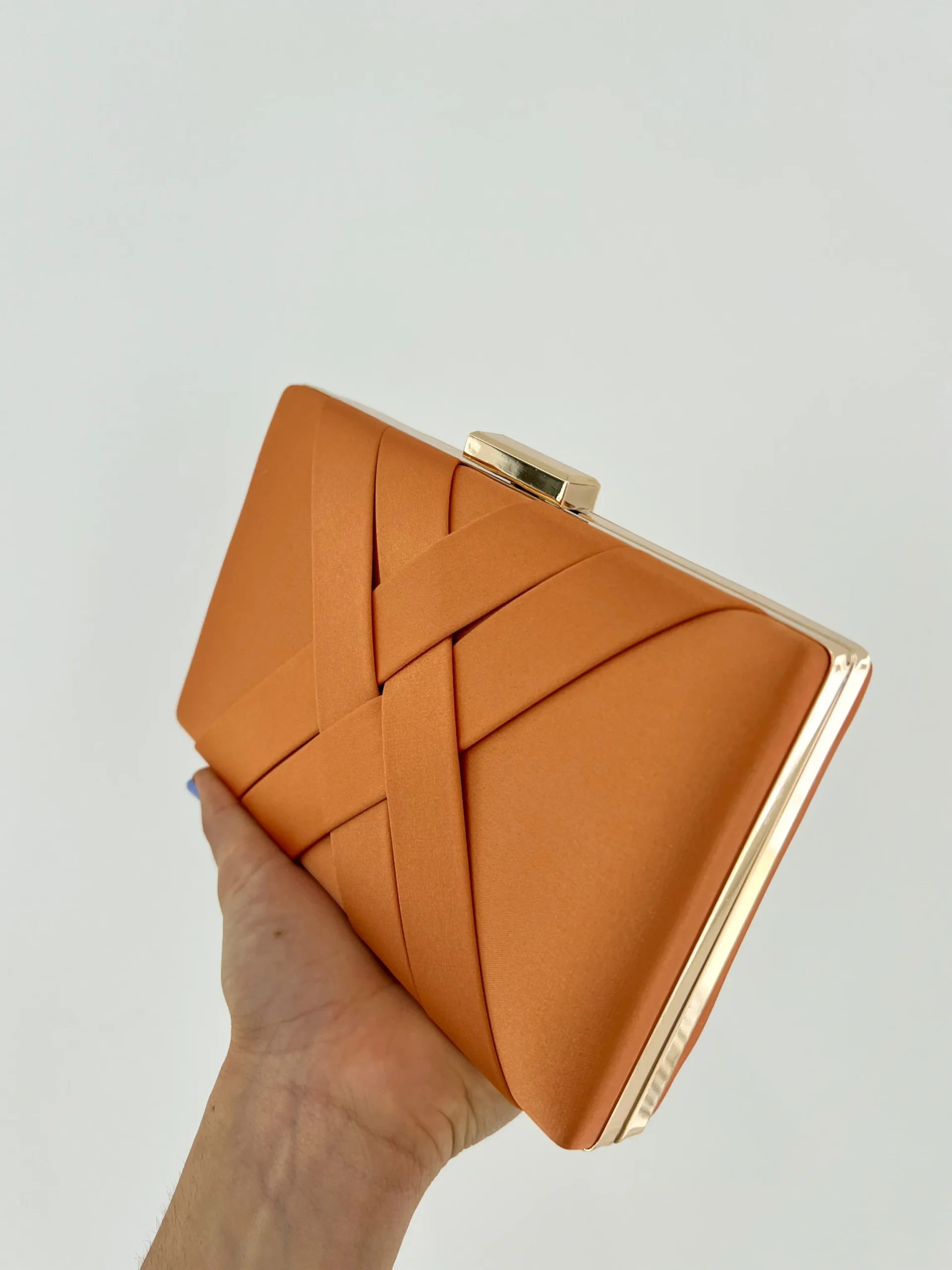 Clutch satinado naranja