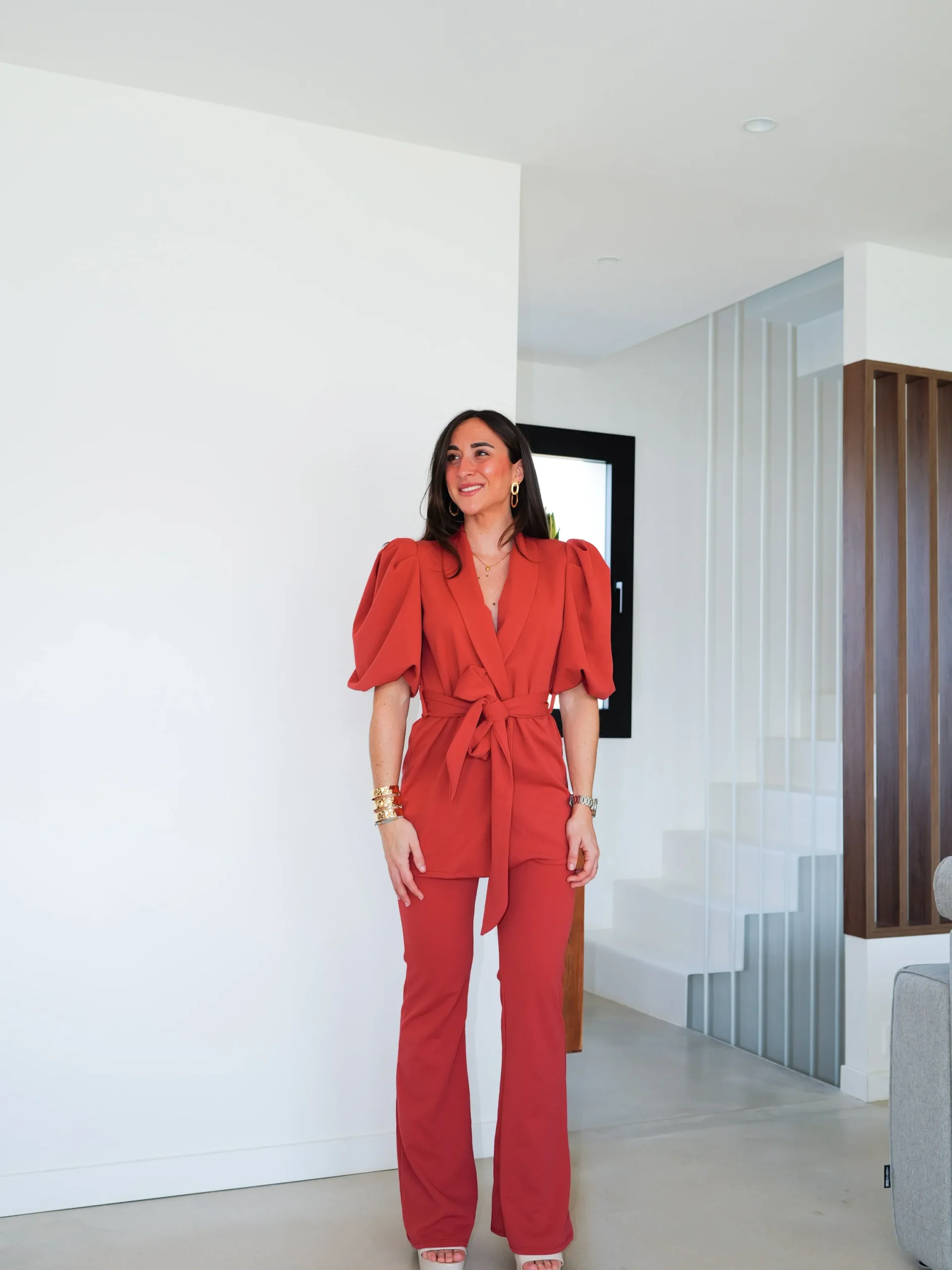 Conjunto mono traje pomposo coral