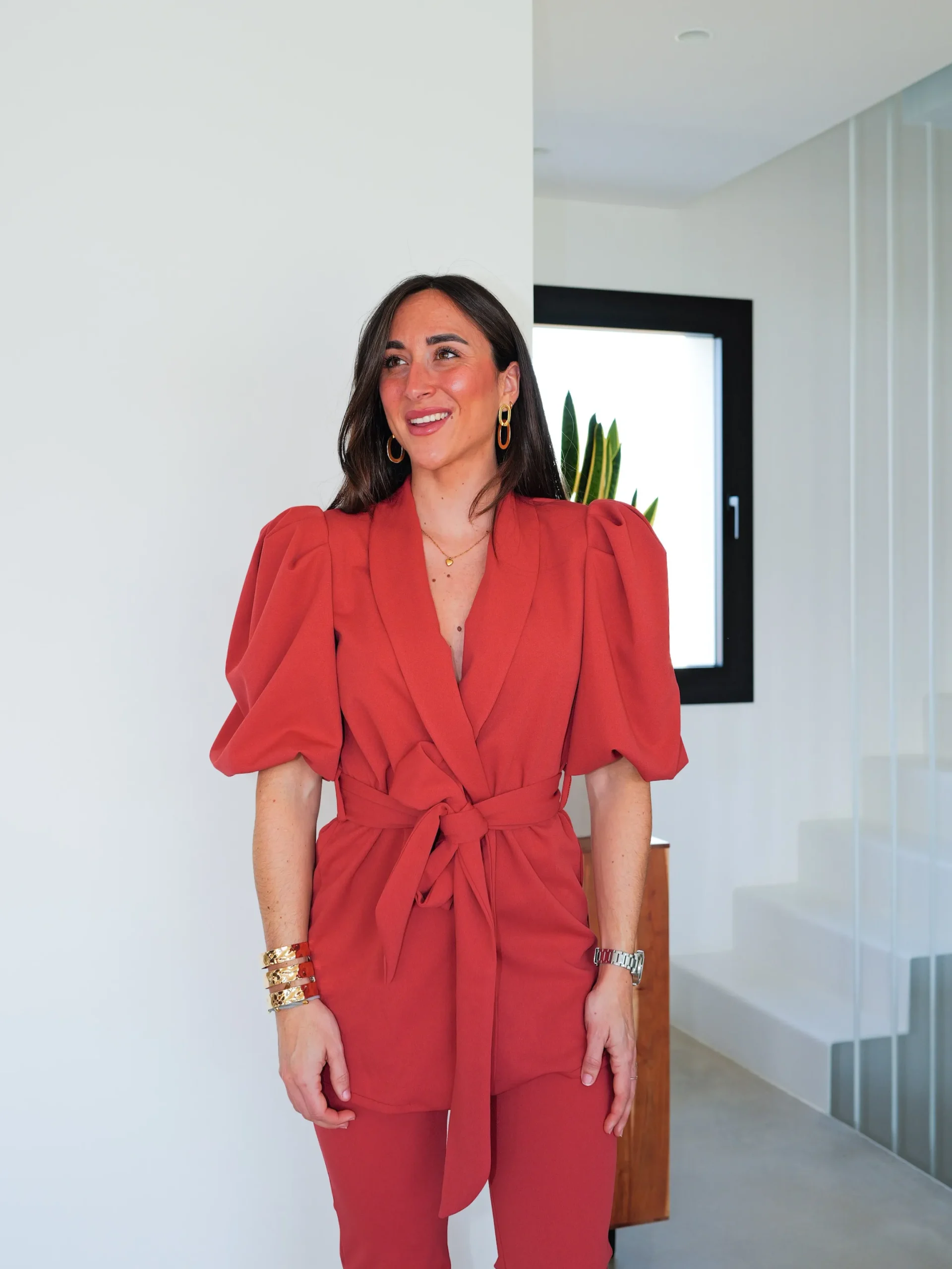 Conjunto mono traje pomposo coral