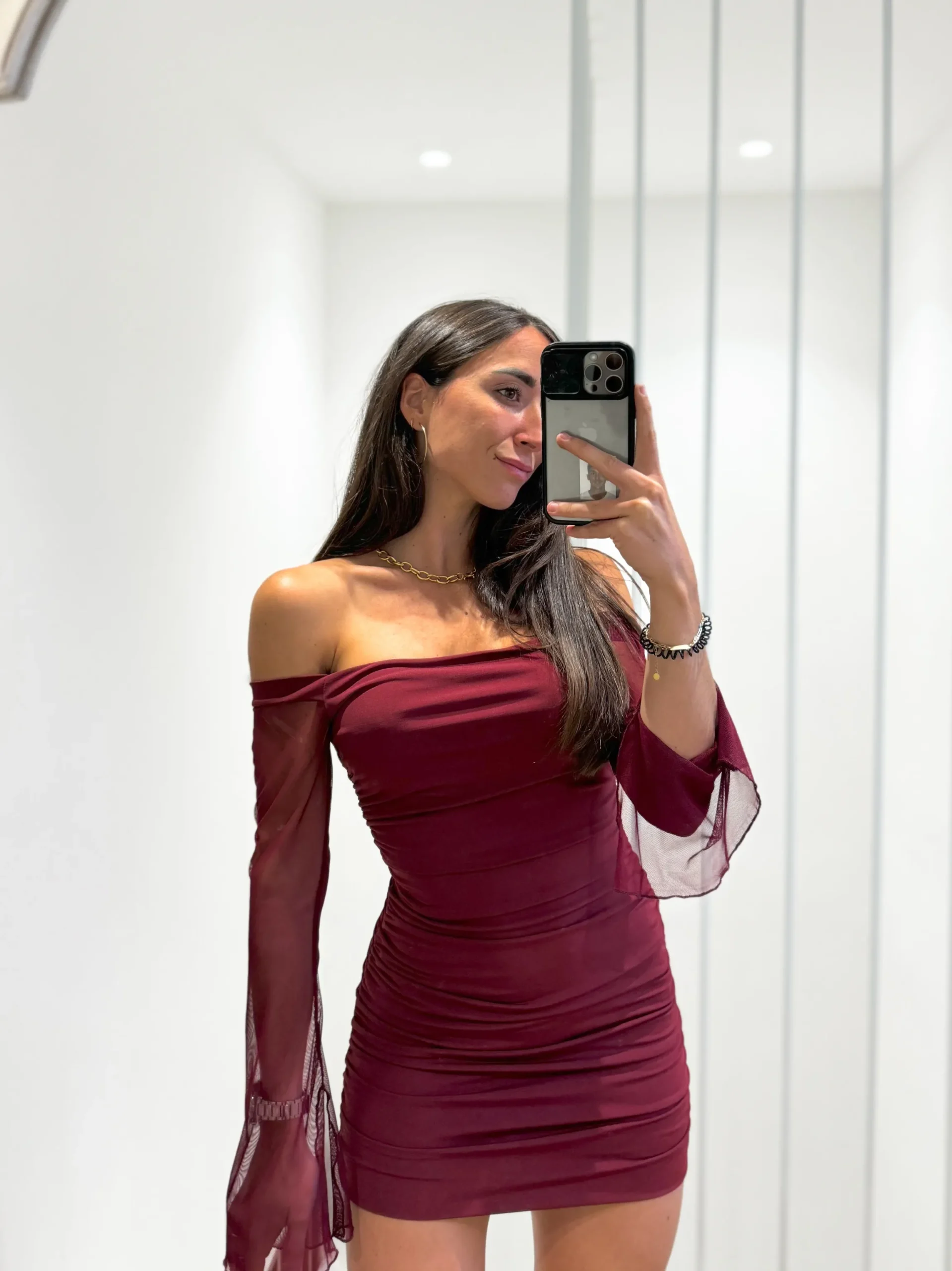 Vestido mini bardot mangas tulle burdeos